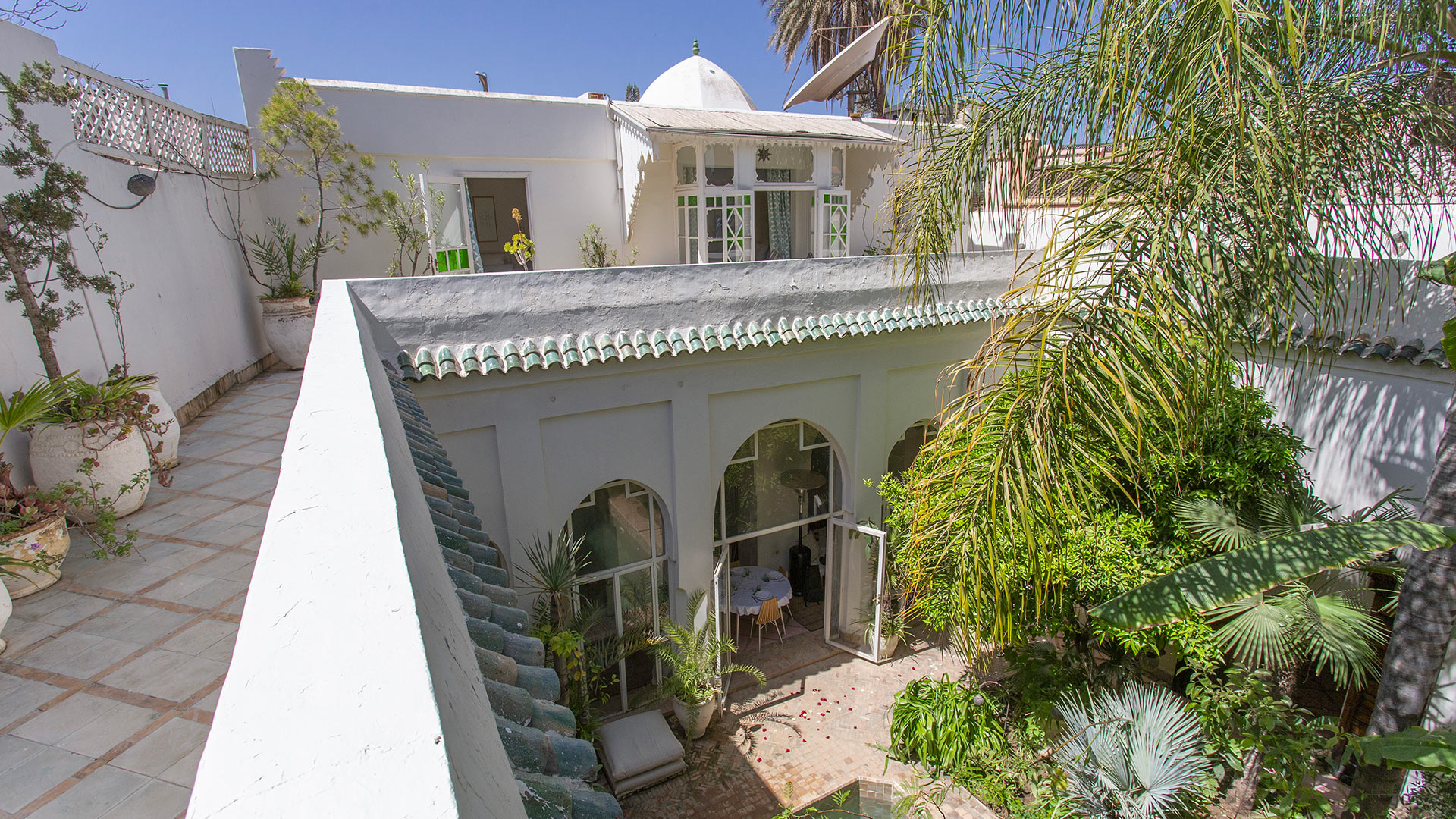 Dar Z5 exterior courtyard view